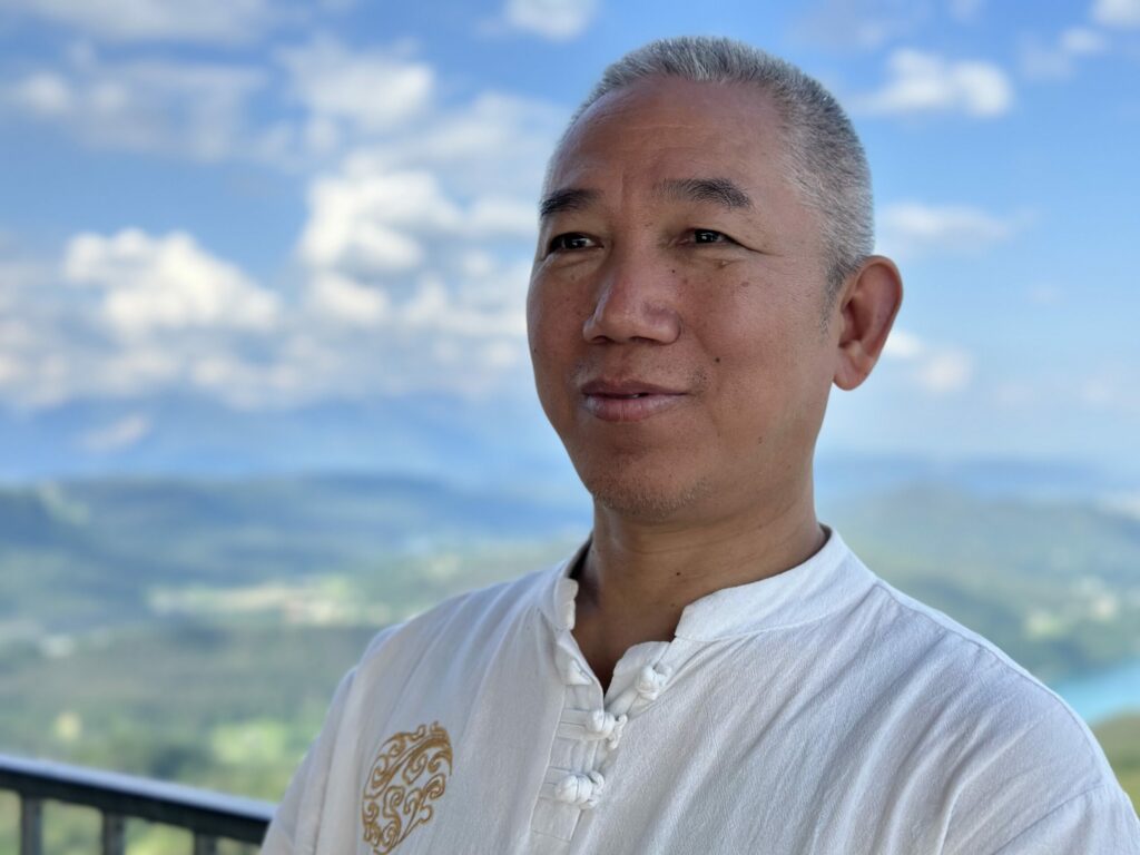 Mann aus China, Portrait, blauer Himmel