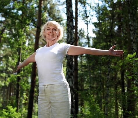 Frau 50plus die mentale Klarheit und Ruhe ausstrahlt in der Natur